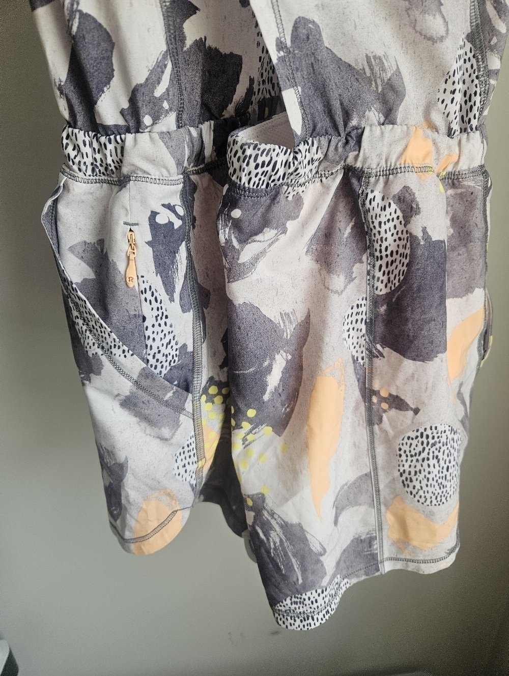 Lululemon Be Free Runsie Mini Art Pop White Multi Sz 6 - Picture 3 of 5